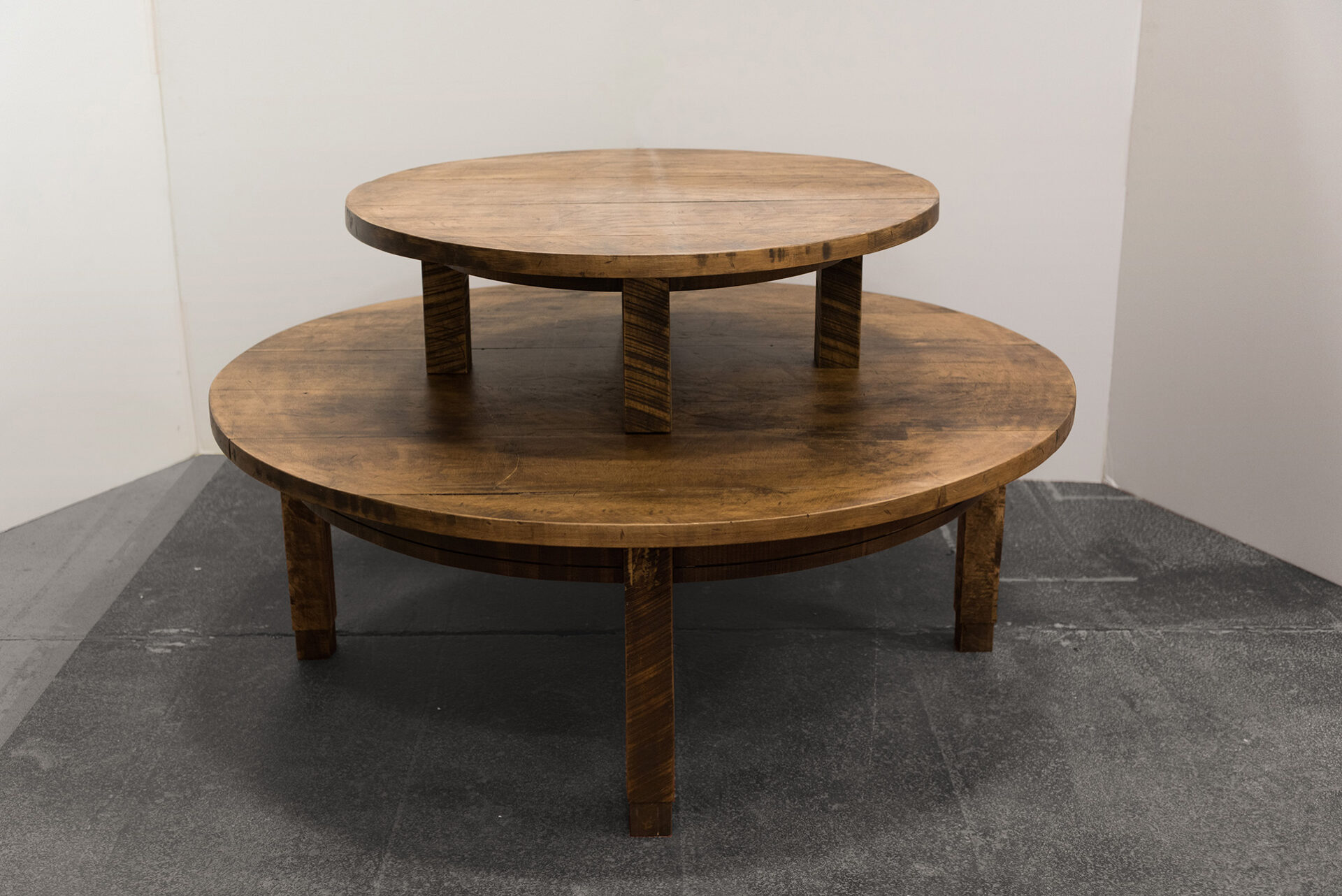 ROUND WOOD NESTED TABLE WITH SOLID TEXTURED EDGES